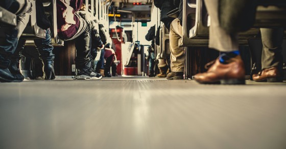 Funcionários públicos começam a receber salários completos este mês