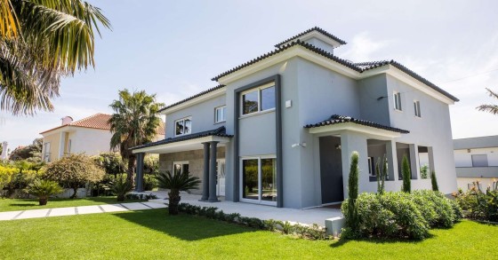 The large villa in Monte Estoril is for sale