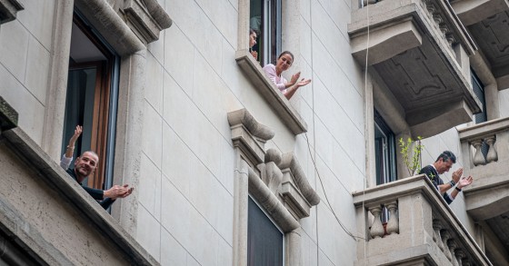 A vida à varanda e nas janelas durante a quarentena à volta do mundo