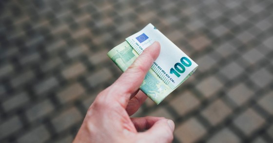 Empresas que aderiram ao lay-off começam a receber os apoios a partir de hoje