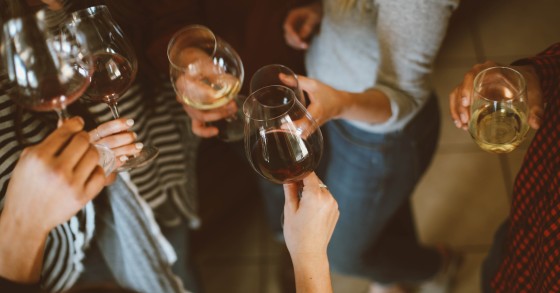 A combinar planos com amigos e familiares? Os cuidados a ter no "regresso à normalidade"