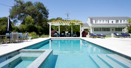 Exterior da casa com piscina imensa