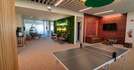 Os novos escritórios da PHC Software no Porto têm mesa de ping-pong e até um banco de jardim