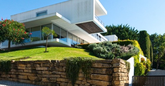 Diese moderne Villa in Oeiras steht zum Verkauf