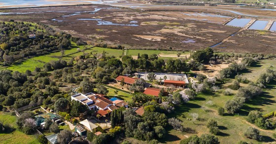 Ganhar o Euromilhões ou a lotaria e sonhar com uma destas bonitas (e luxuosas) casas de campo