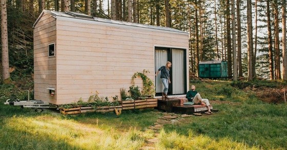 Uma casa pré-fabricada de madeira portátil perfeita para estar no campo