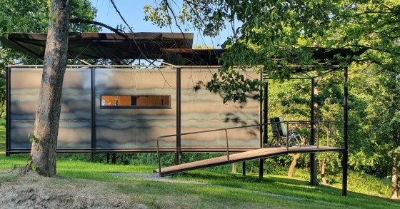 Uma minicasa pré-fabricada que se adapta a qualquer terreno e se integra na zona envolvente 