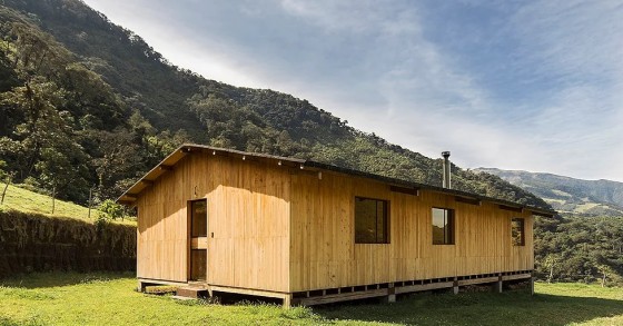 Assim foi construída uma bonita casa de baixo custo e sustentável num lugar remoto