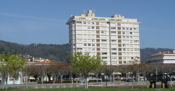 Prédio Coutinho em Viana: concurso para desconstrução lançado hoje