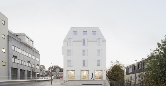 Um hotel modular de madeira que combina sustentabilidade com design barroco