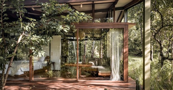 Uma casa pré-fabricada construída com papel reciclado em plena comunhão com a natureza