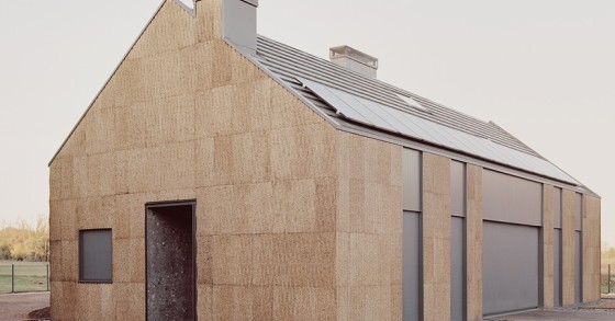 Uma casa linda e sustentável construída apenas com madeira, cortiça e palha