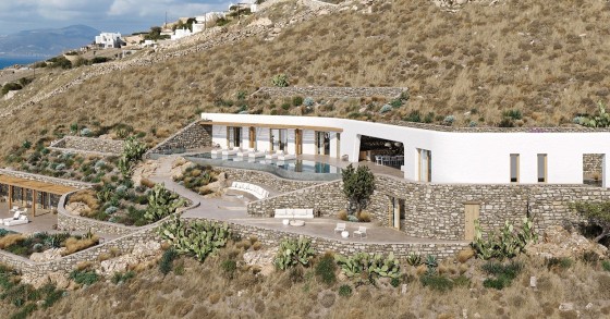 Uma casa de verão espetacular “escondida” numa encosta na ilha grega de Mykonos
