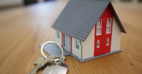 Is it cheaper to buy or rent a house in Portugal?