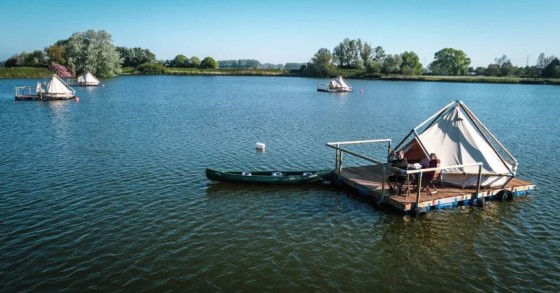 Férias alternativas: passar a noite em tendas no meio de um lago belga