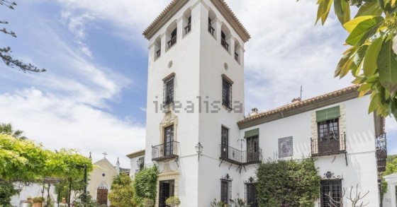 Viver um sonho num palacete do século XV com capela, piscina e jardins árabes
