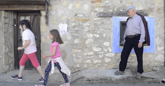 Aldeia de Griegos em Espanha dá casa e trabalho a famílias com filhos