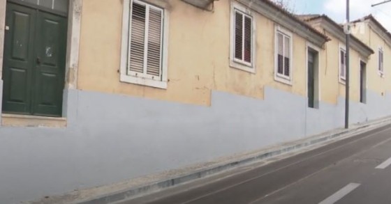 Obras na Ajuda deixaram casas com a porta a 1,5 metros do chão