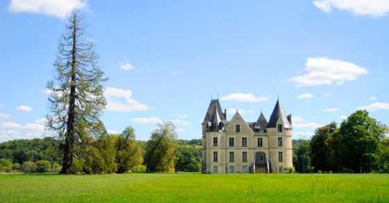Um acampamento de verão num castelo onde artistas dão aso à imaginação 