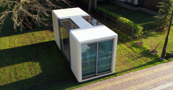 Esta minicasa pré-fabricada sobre rodas vende-se pronta a usar
