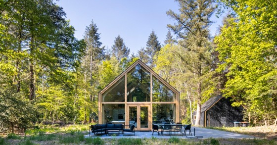 Uma casa de madeira pré-fabricada perfeita para viver no campo ou cidade