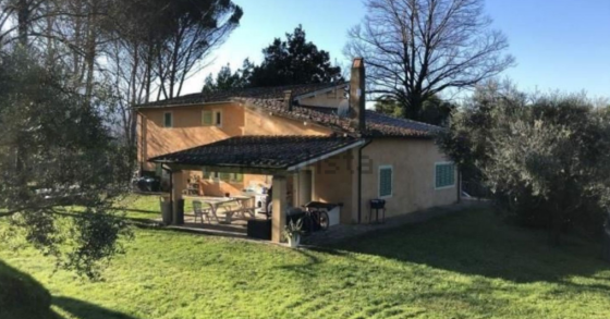 Ir viver para a Toscana? Esta casa de campo está à venda por 238 mil euros