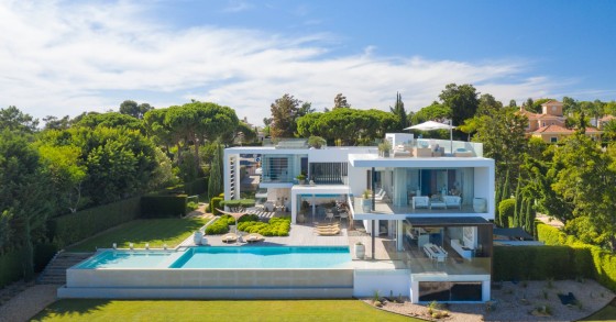 The lake-facing façade of the villa