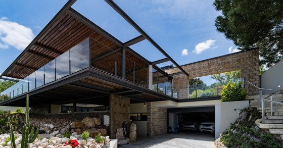 This modern villa near Setubal is for sale