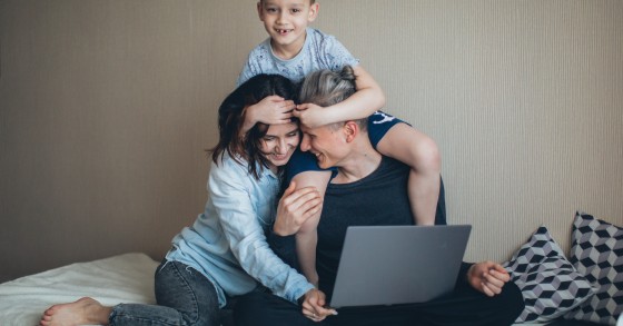 Teletrabalho alargado a pais com filhos até oito anos