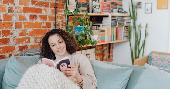 Decoração da casa com prateleiras e estantes