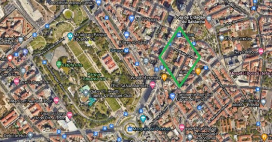 Proprietatea este situată pe Rua Sousa Martins, lângă Palácio Sotto Maior.