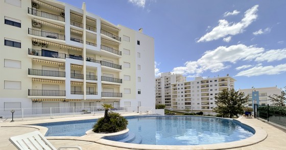 apartamentos em condomínio com piscina à venda