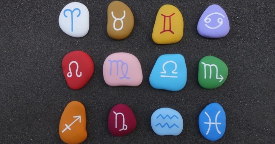 Pintar pedras da praia