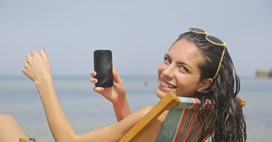 Mulher de férias a sorrir