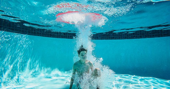 mergulhar na piscina