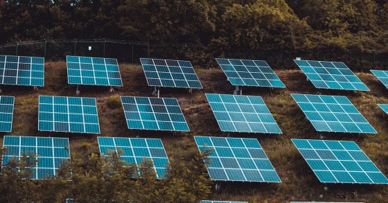 painéis solares fotovoltaicos em terreno