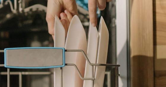 Pratos na máquina da loiça