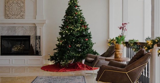árvore de Natal em sala de estar