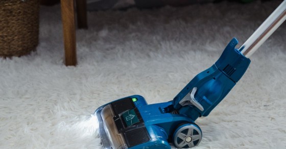 Aspirador em tapete felpudo