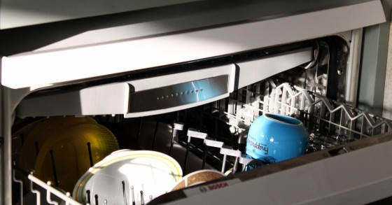 Panos de cozinha: sabias que podem ser lavados na máquina da loiça?