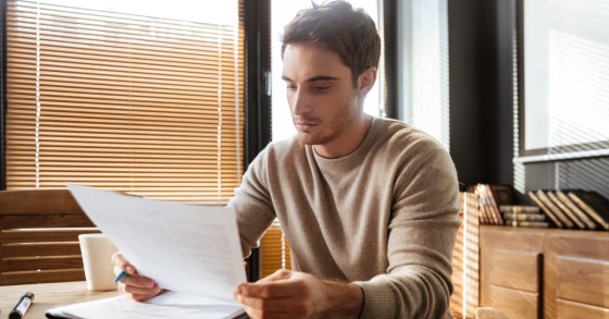 Jovem com documentos
