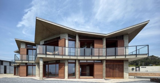 Casa de luxo com vista para o mar e com uma forma curiosa no Japão