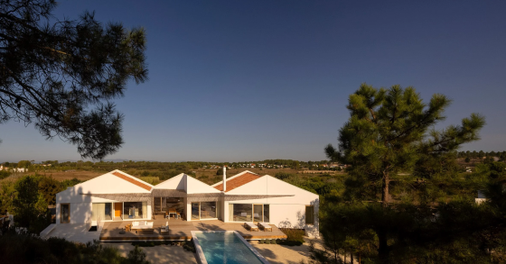El patio interior cuenta con una terraza semicubierta con cañizo y una gran piscina