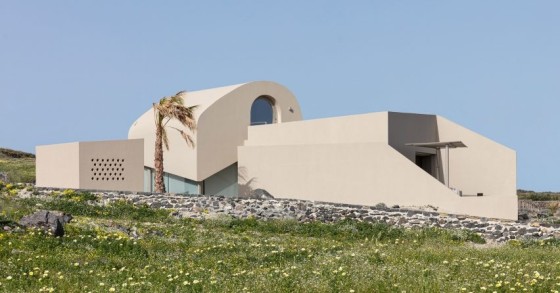 Esta casa de férias é feita cimento e tem vista para o Mediterrâneo