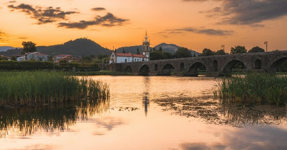 Construção de ponte sobre o rio Lima