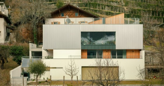El proyecto RVTK Messner Architects está situado en un solar con una suave pendiente en la ciudad de Silandro (Italia) y, originalmente, fue una casa unifamiliar construida en 1978.