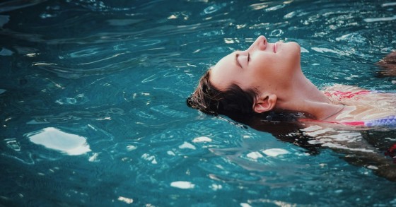 cabelo molhado de jovem dentro da piscina