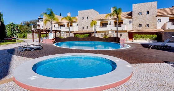 Casas com piscina à venda