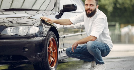 lavar o carro no pátio