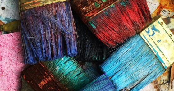 pincéis com várias tintas